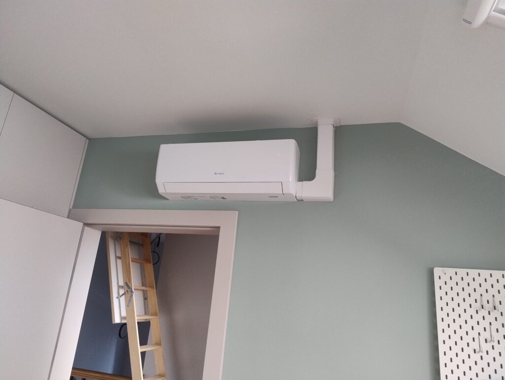 Estetyczne prowadzenie instalacji w pokoju na poddaszu