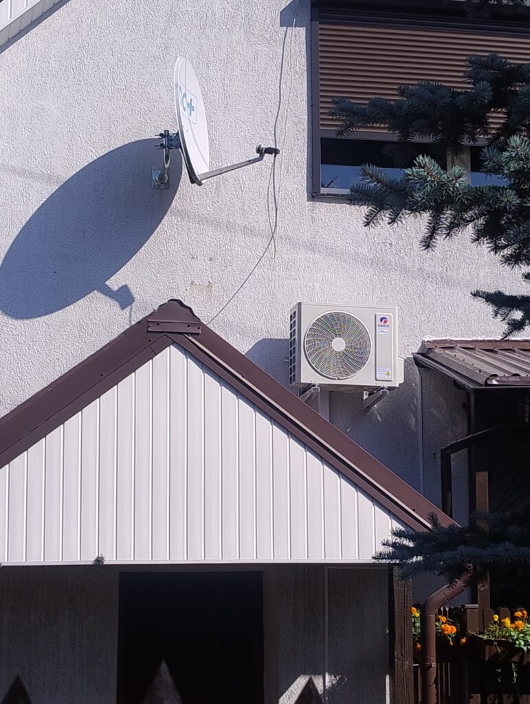 Jednostka zewnętrzna zamontowana na ścianie pod dachem