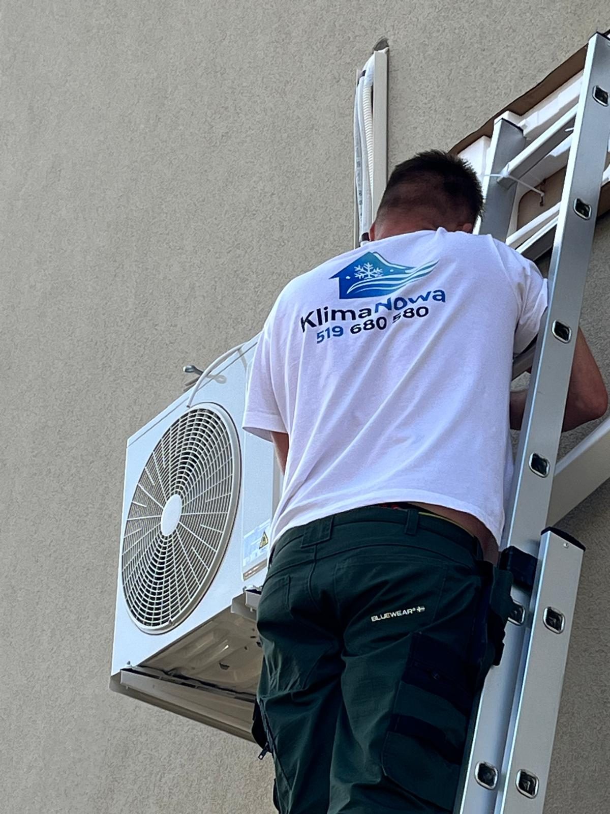 Instalator KlimaNowa podczas montażu jednostki zewnętrznej